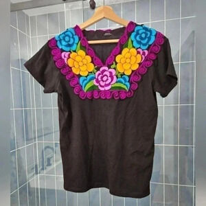 Everlane Black Organic Cotton T w/ Floral Applique Along The V Neck